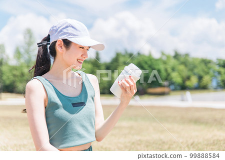 在公園訓練時喝蛋白質的女人 在公園訓練時喝蛋白質的女人 99888584