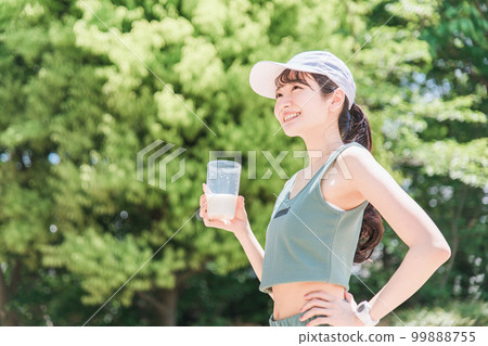 在公園訓練時喝蛋白質的女人 99888755