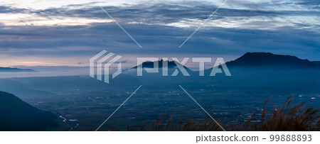 Daikanbo Dawn Panorama [Aso City, Kumamoto Prefecture] 99888893