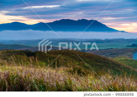 Daikanbo Dawn [Aso City, Kumamoto Prefecture] 99888898