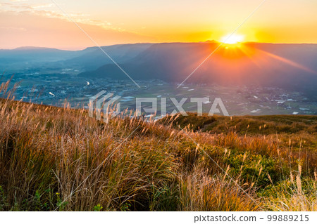 Daikanbo sunset and autumn leaves [Aso City, Kumamoto Prefecture] 99889215