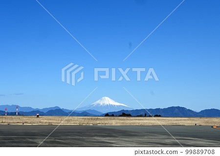 從靜岡機場停車場 SPOT 看到的富士山 從靜岡機場停車場 SPOT 看到的富士山 99889708