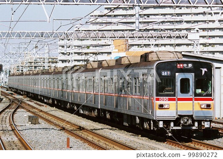 東洋高速鐵路1000型在東西線高架區間行駛 99890272