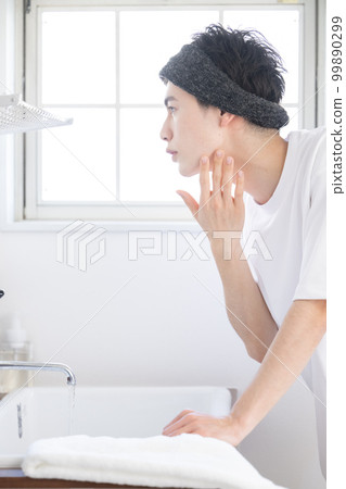 早上洗臉盆前擔心鬍子的男人 特寫帶髮帶 早上洗臉盆前擔心鬍子的男人 特寫帶髮帶 99890299