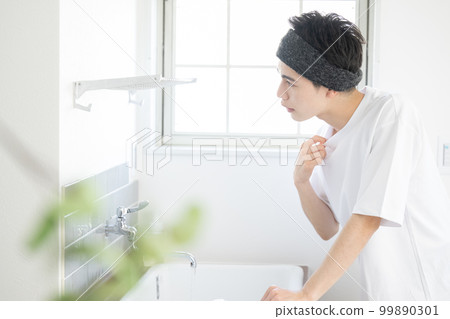 一個男人在早上用髮帶擔心鬍子的臉盆裡的狀態 一個男人在早上用髮帶擔心鬍子的臉盆裡的狀態 99890301