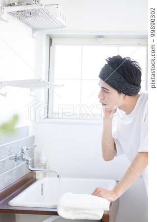 一個男人在早上用髮帶擔心鬍子的臉盆裡的狀態 一個男人在早上用髮帶擔心鬍子的臉盆裡的狀態 99890302