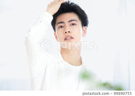可用於美髮套裝和洗髮水等頭髮圖像的男性姿勢 可用於美髮套裝和洗髮水等頭髮圖像的男性姿勢 99890755