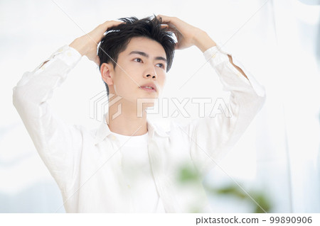 可用於美髮套裝和洗髮水等頭髮圖像的男性姿勢 99890906