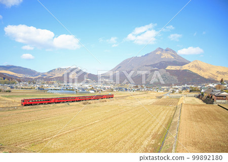冬天的由布院盆地和由布山 冬天的由布院盆地和由布山 99892180