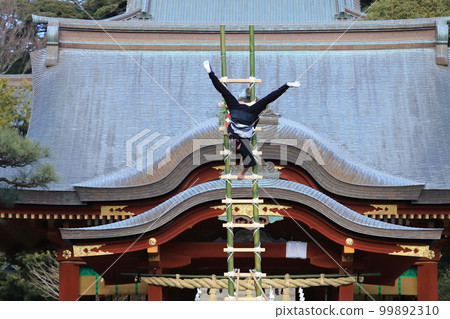 New Year's ladder ride at Tsurugaoka Hachimangu Shrine in Kamakura 99892310