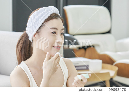 Beauty, beauty, skin care, basic makeup, house, house, young woman, Korean 99892478