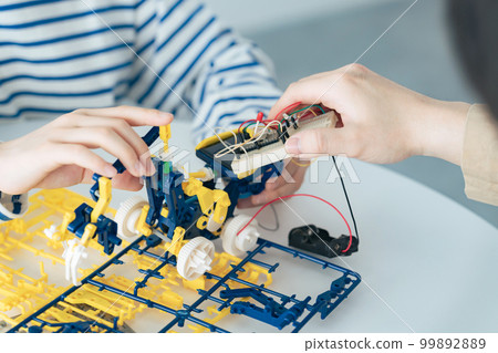 做電子工作塑料模型的男孩和人 99892889