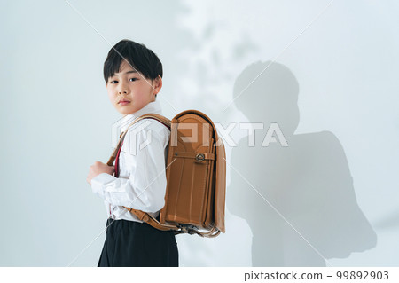 一個男孩背著書包 一個男孩背著書包 99892903