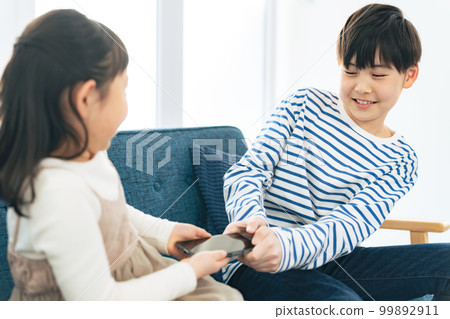 拿著智能手機的男孩和女孩 99892911