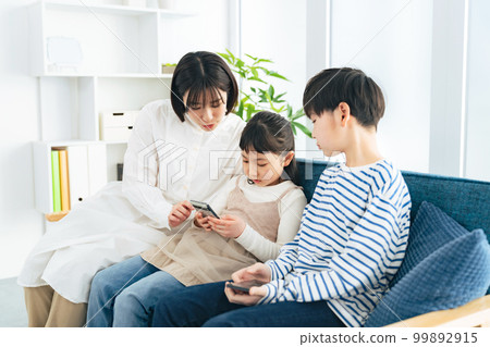 看智能手機的家庭 99892915