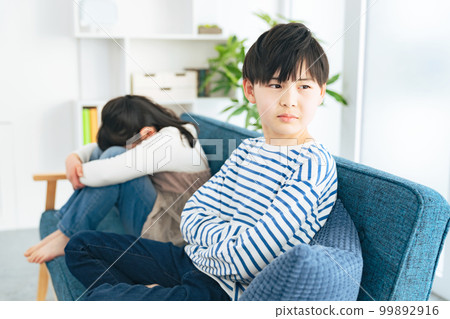 男孩和女孩打架 99892916