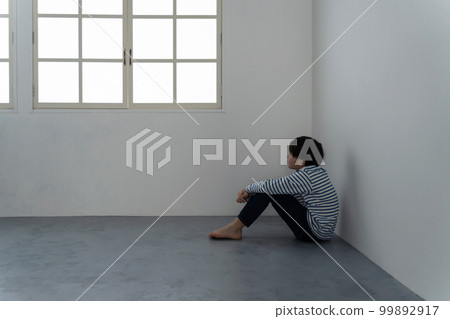 男孩在黑暗的房間裡沮喪 99892917