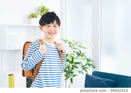 一個男孩背著書包 99892918