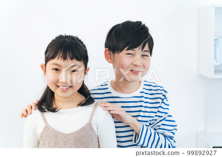 女孩和男孩依偎 女孩和男孩依偎 99892927