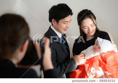 Visiting a shrine with a baby taken by a photographer Visiting a shrine with a baby taken by a photographer 99893010