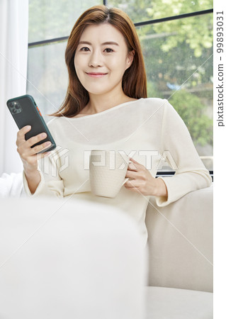Coffee, smartphone, home, housing, young woman, Korean 99893031
