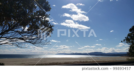 View of Cape Ashizuri and Tosa Bay from the beach of Irino Matsubara in Kuroshio Town, Hata District, Kochi Prefecture on a sunny day [January] 99893457