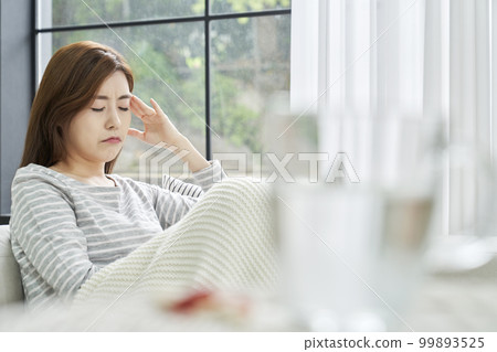 頭痛,疼痛,年輕女人,家,住房,年輕女人,韓國人 頭痛,疼痛,年輕女人,家,住房,年輕女人,韓國人 99893525