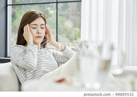 頭痛,疼痛,年輕女人,家,住房,年輕女人,韓國人 頭痛,疼痛,年輕女人,家,住房,年輕女人,韓國人 99893532