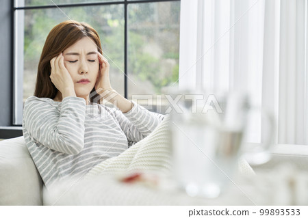 頭痛,疼痛,年輕女人,家,住房,年輕女人,韓國人 頭痛,疼痛,年輕女人,家,住房,年輕女人,韓國人 99893533