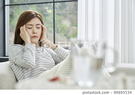 Headache, pain, young woman, home, housing, young woman, Korean 99893534