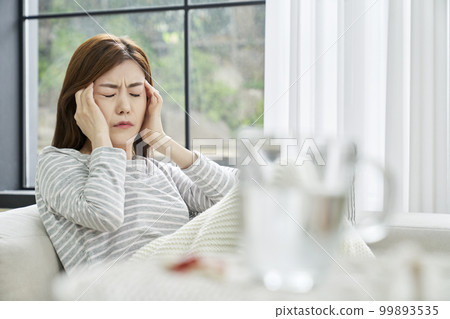 Headache, pain, young woman, home, housing, young woman, Korean 99893535
