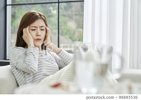 Headache, pain, young woman, home, housing, young woman, Korean 99893536
