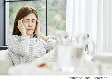 頭痛,疼痛,年輕女人,家,住房,年輕女人,韓國人 頭痛,疼痛,年輕女人,家,住房,年輕女人,韓國人 99893539