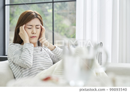 頭痛,疼痛,年輕女人,家,住房,年輕女人,韓國人 頭痛,疼痛,年輕女人,家,住房,年輕女人,韓國人 99893540