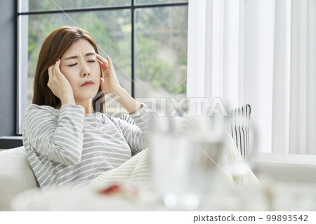 頭痛,疼痛,年輕女人,家,住房,年輕女人,韓國人 頭痛,疼痛,年輕女人,家,住房,年輕女人,韓國人 99893542