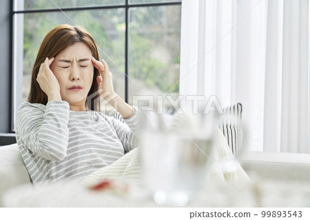 頭痛,疼痛,年輕女人,家,住房,年輕女人,韓國人 頭痛,疼痛,年輕女人,家,住房,年輕女人,韓國人 99893543