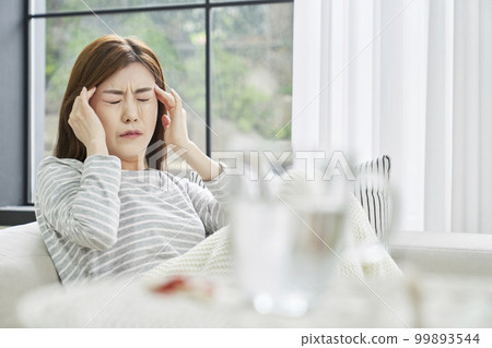 頭痛，疼痛，年輕女人，家，住房，年輕女人，韓國人 99893544