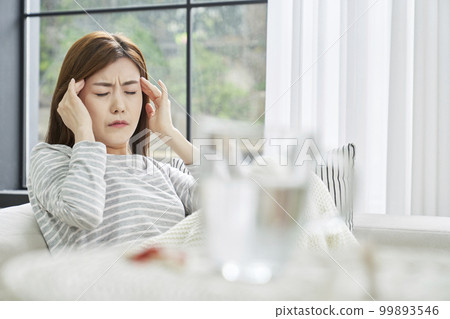 Headache, pain, young woman, home, housing, young woman, Korean 99893546