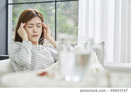 Headache, pain, young woman, home, housing, young woman, Korean 99893547