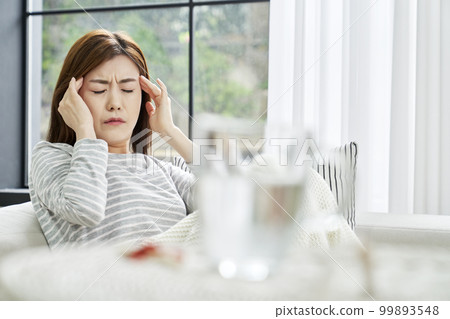 Headache, pain, young woman, home, housing, young woman, Korean 99893548