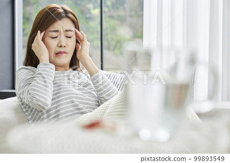 頭痛,疼痛,年輕女人,家,住房,年輕女人,韓國人 頭痛,疼痛,年輕女人,家,住房,年輕女人,韓國人 99893549