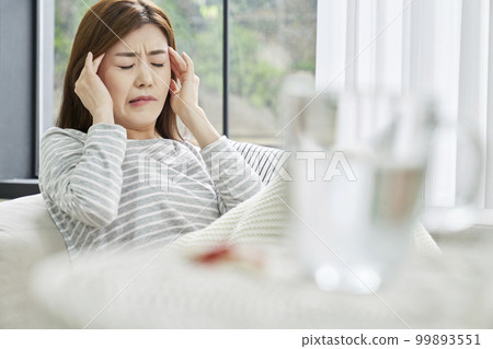 Headache, pain, young woman, home, housing, young woman, Korean 99893551