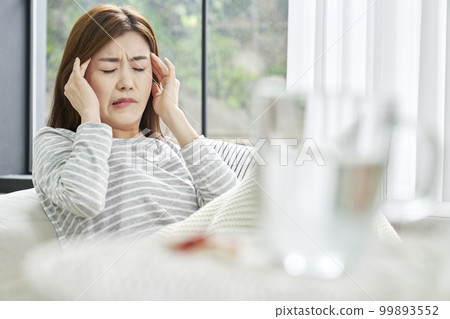 Headache, pain, young woman, home, housing, young woman, Korean 99893552