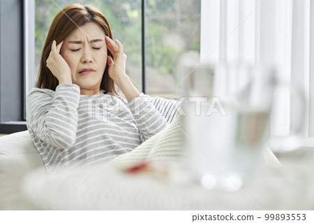 Headache, pain, young woman, home, housing, young woman, Korean 99893553