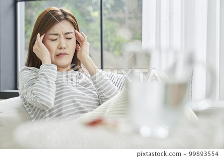 頭痛,疼痛,年輕女人,家,住房,年輕女人,韓國人 頭痛,疼痛,年輕女人,家,住房,年輕女人,韓國人 99893554