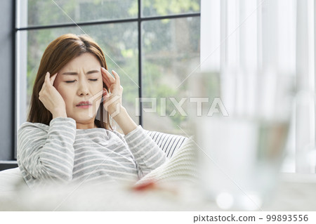 Headache, pain, young woman, home, housing, young woman, Korean 99893556