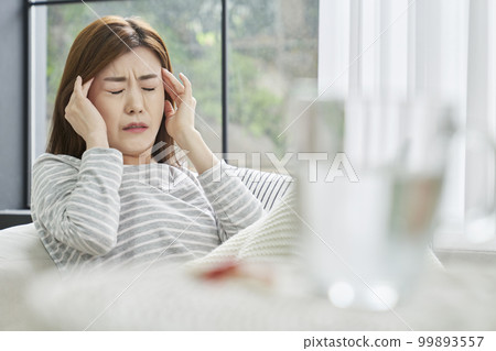 Headache, pain, young woman, home, housing, young woman, Korean 99893557