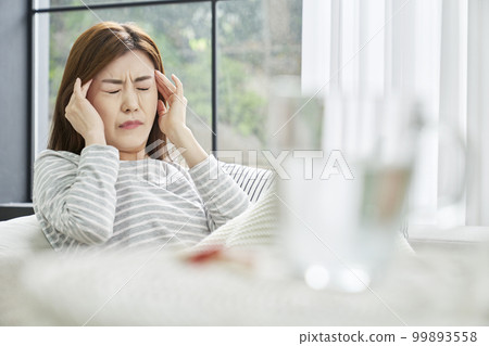Headache, pain, young woman, home, housing, young woman, Korean 99893558