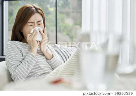 Runny nose, nosebleed, cold, pain, young woman, home, housing, young woman, Korean Runny nose, nosebleed, cold, pain, young woman, home, housing, young woman, Korean 99893589