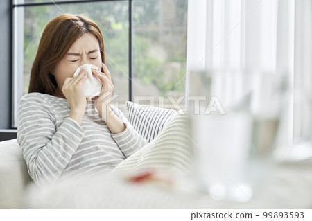 Runny nose, nosebleed, cold, pain, young woman, home, housing, young woman, Korean 99893593